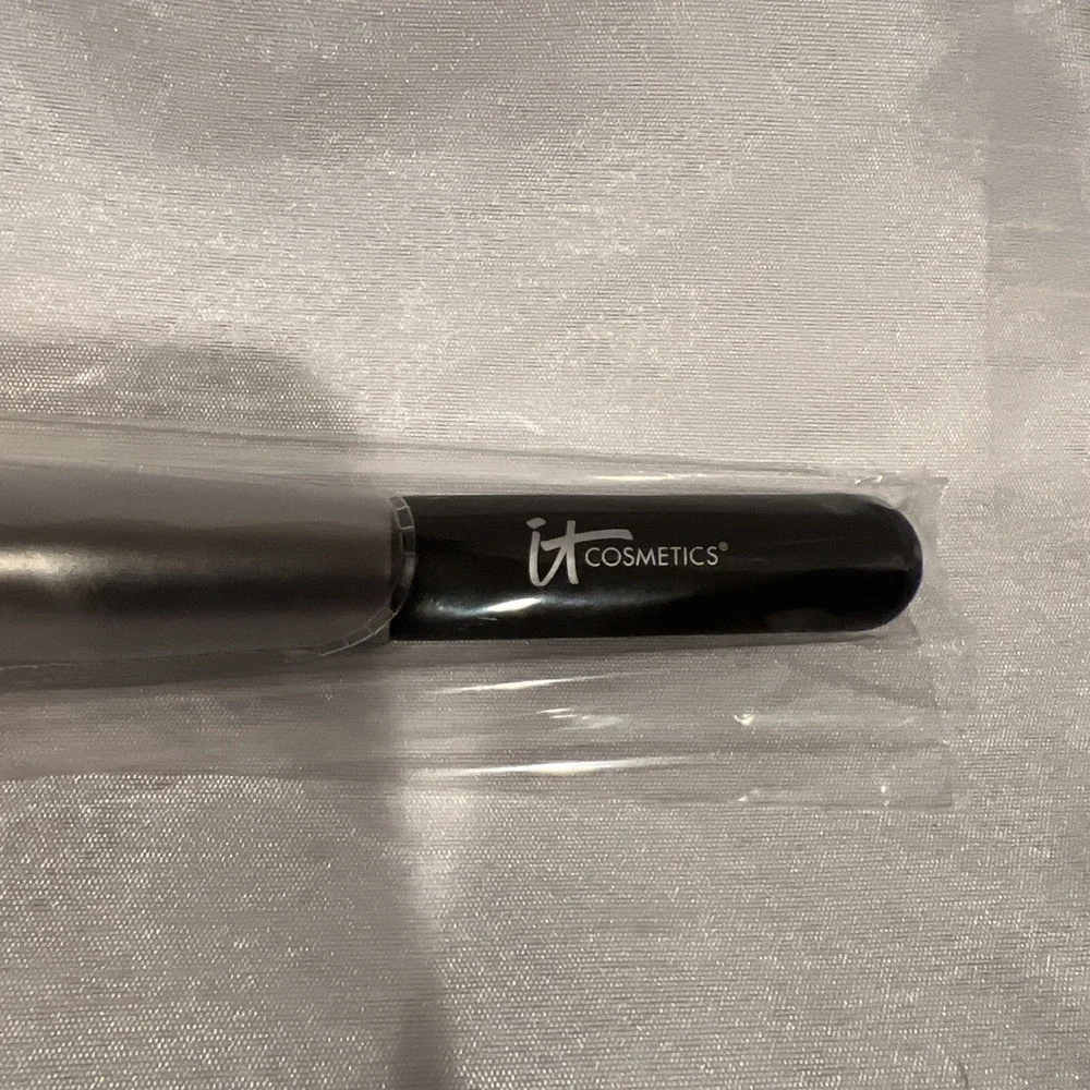 IT Cosmetics #8 Heavenly Luxe Wand Ball Large Flawless Perfect Shape powderbrush